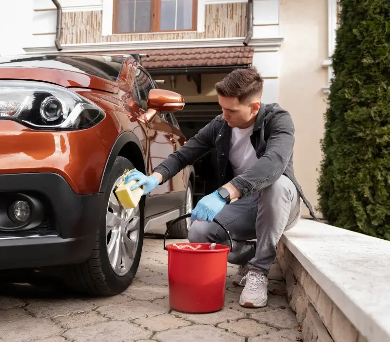 Lavage auto à domicile Brignac-la-Plaine : professionnel intervenant sur un véhicule